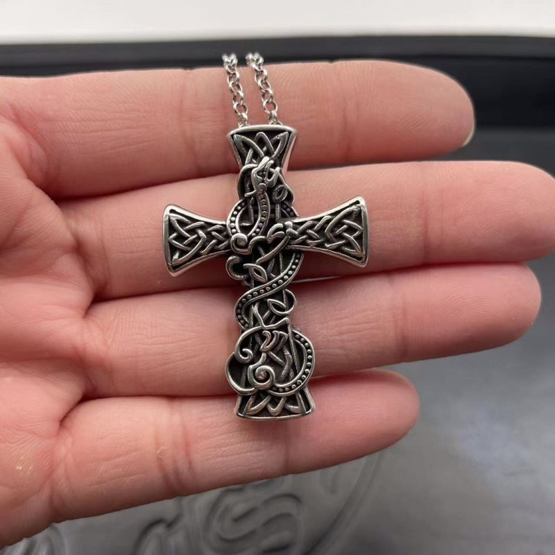 Ch*0me He**ts necklaces